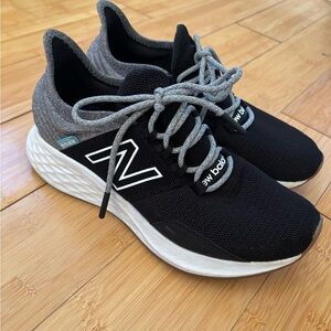 New Balance Men's Black and White Sneakers